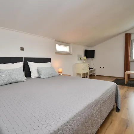 Bellevue Apartment *